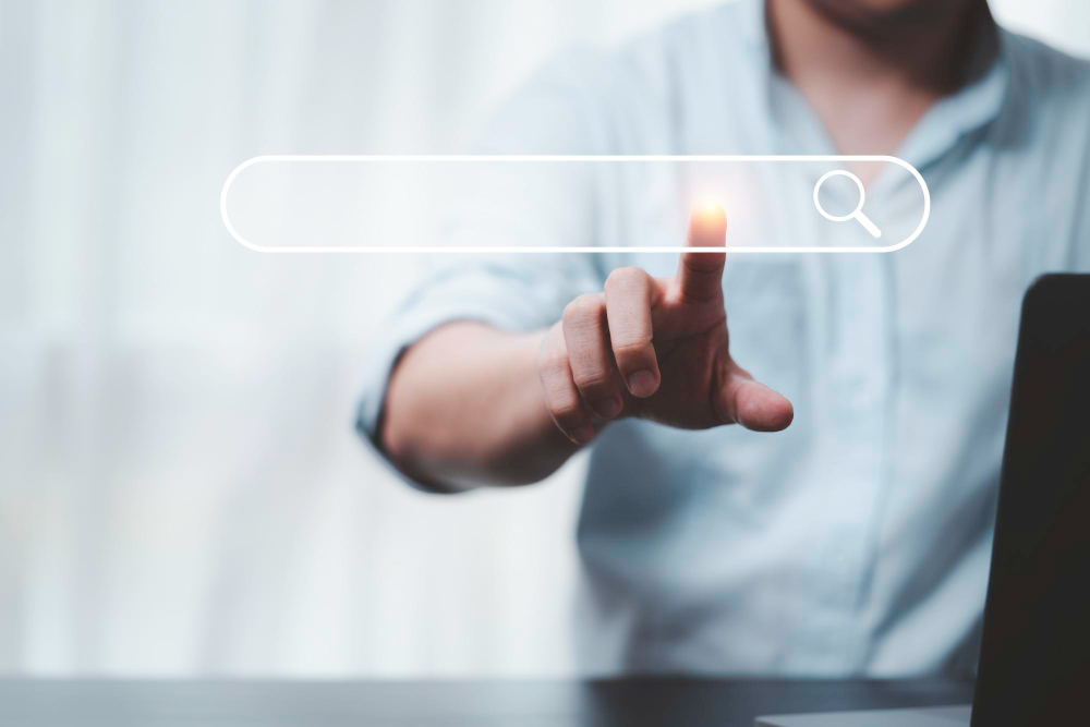 אדם מקליק על גוגל שקוף